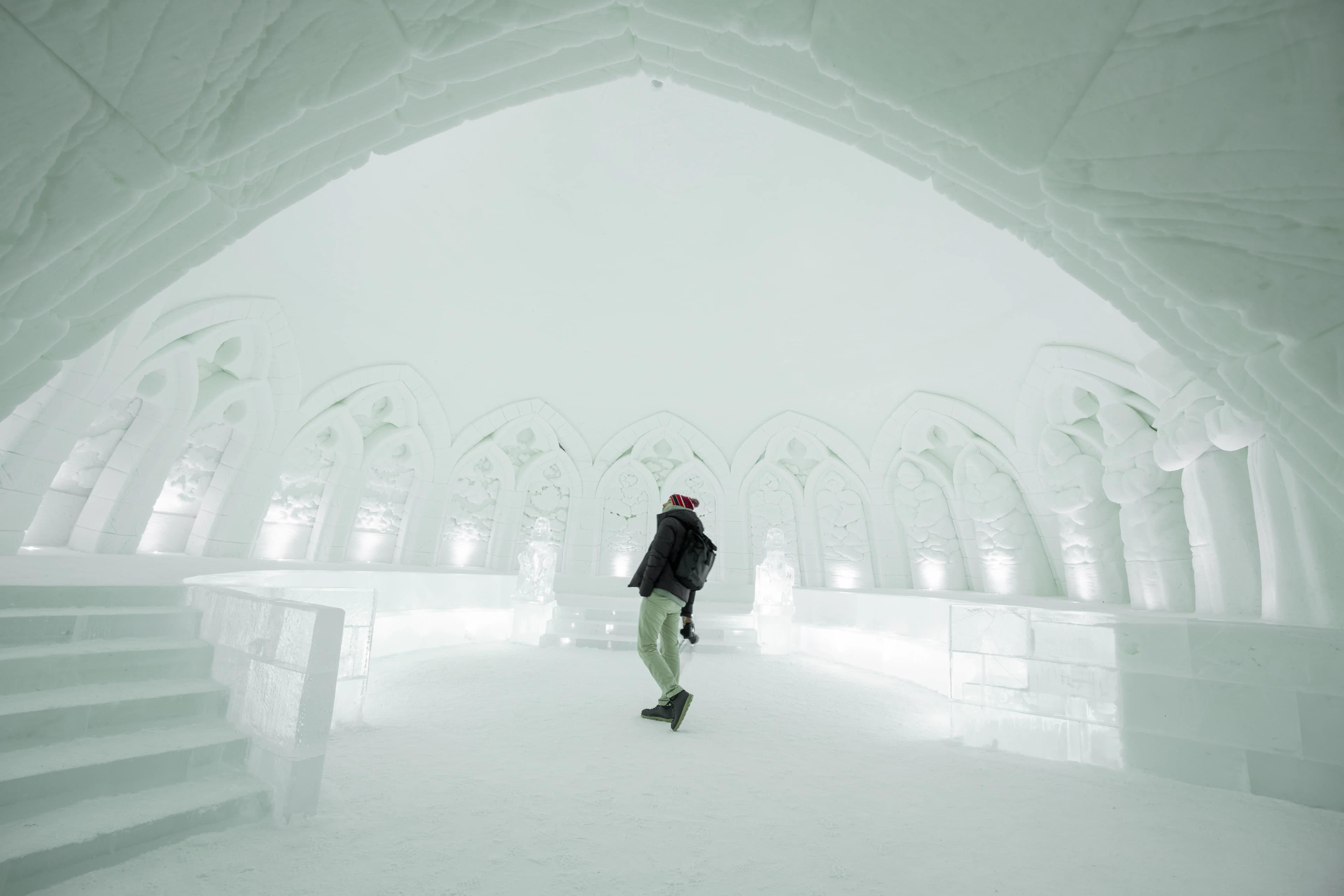 Un visitante recorriendo una sala abovedada de nieve y hielo en Snow Village