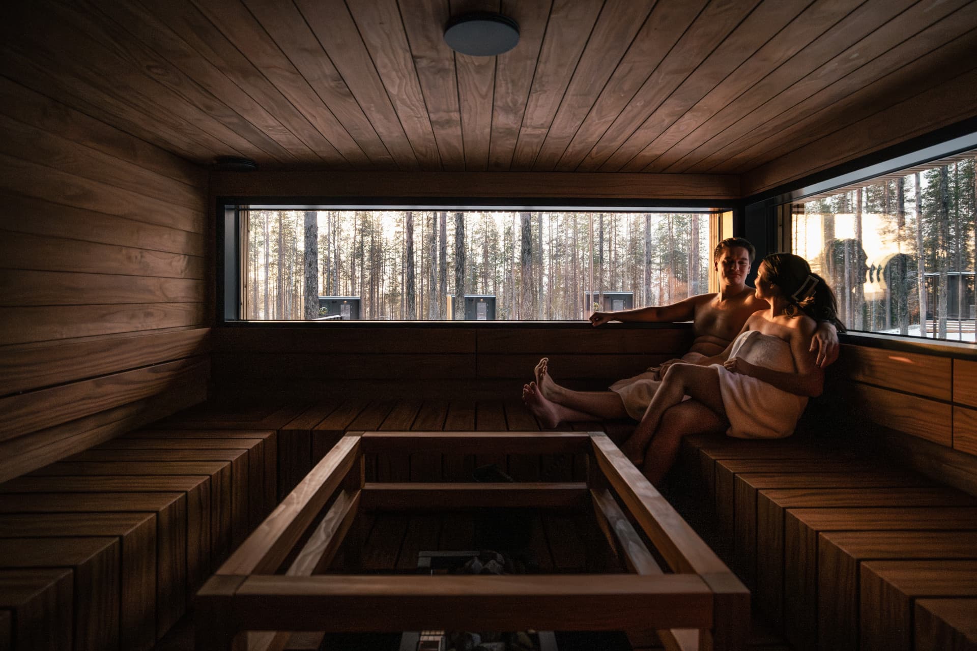 Sauna de Olo Resort, con vapor frente al bosque